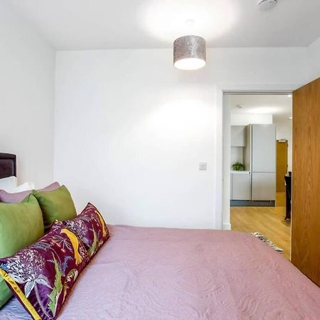 Stunning 2 Bed/2 Bath In Town Centre & Parking! Apartment แบล็กเนลล์ ภายนอก รูปภาพ
