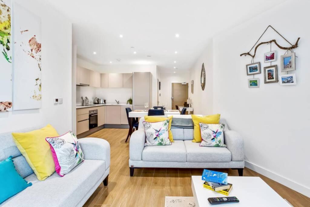 Stunning 2 Bed/2 Bath In Town Centre & Parking! Apartment แบล็กเนลล์ ภายนอก รูปภาพ