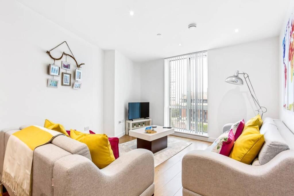 Stunning 2 Bed/2 Bath In Town Centre & Parking! Apartment แบล็กเนลล์ ภายนอก รูปภาพ