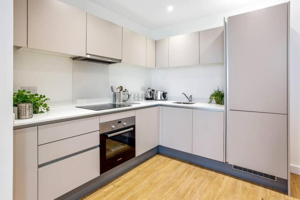 Stunning 2 Bed/2 Bath In Town Centre & Parking! Apartment แบล็กเนลล์ ภายนอก รูปภาพ