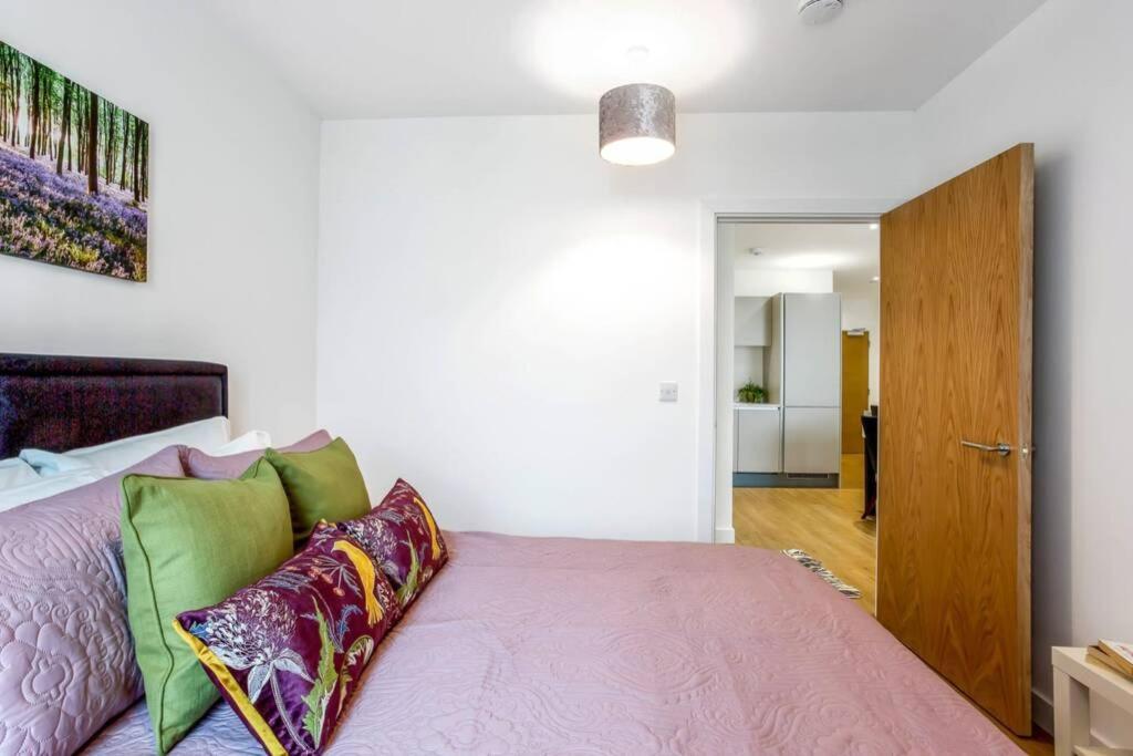 Stunning 2 Bed/2 Bath In Town Centre & Parking! Apartment แบล็กเนลล์ ภายนอก รูปภาพ