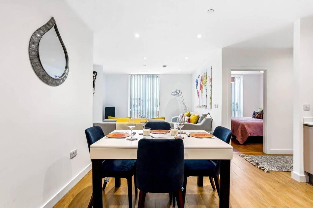 Stunning 2 Bed/2 Bath In Town Centre & Parking! Apartment แบล็กเนลล์ ภายนอก รูปภาพ
