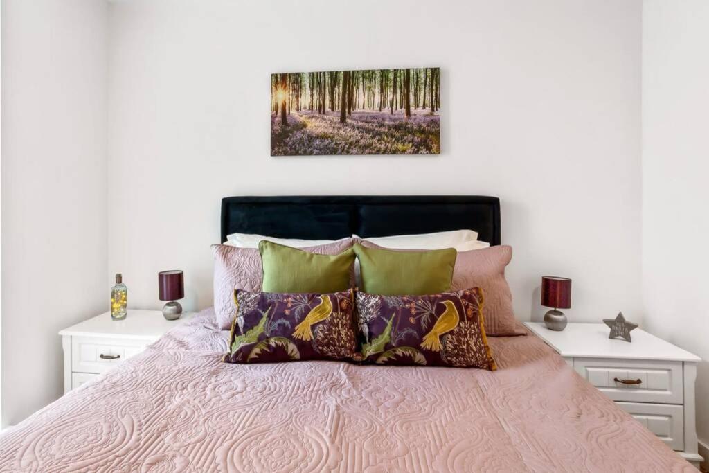 Stunning 2 Bed/2 Bath In Town Centre & Parking! Apartment แบล็กเนลล์ ภายนอก รูปภาพ