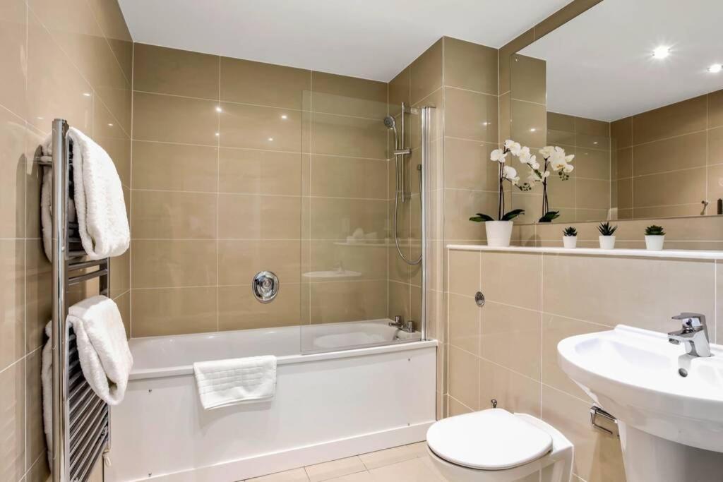 Stunning 2 Bed/2 Bath In Town Centre & Parking! Apartment แบล็กเนลล์ ภายนอก รูปภาพ