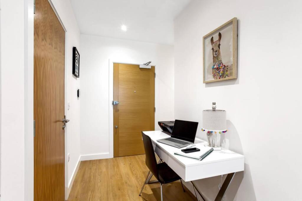 Stunning 2 Bed/2 Bath In Town Centre & Parking! Apartment แบล็กเนลล์ ภายนอก รูปภาพ