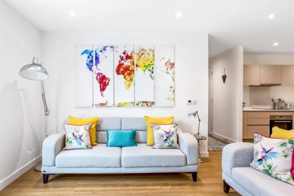 Stunning 2 Bed/2 Bath In Town Centre & Parking! Apartment แบล็กเนลล์ ภายนอก รูปภาพ
