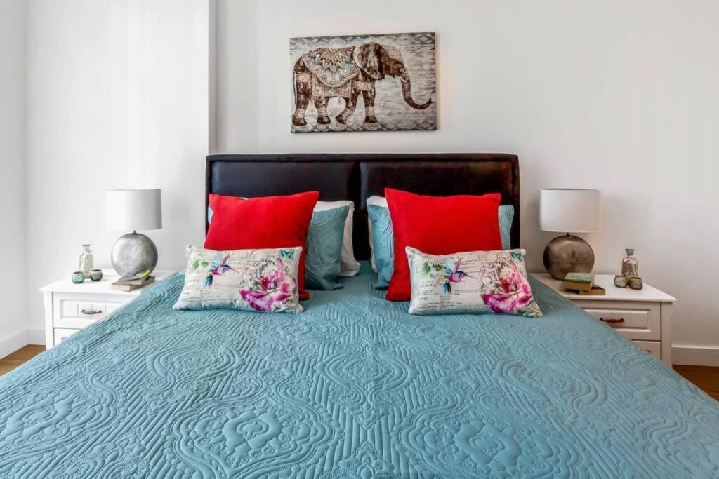 Stunning 2 Bed/2 Bath In Town Centre & Parking! Apartment แบล็กเนลล์ ภายนอก รูปภาพ