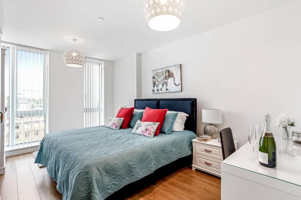 Stunning 2 Bed/2 Bath In Town Centre & Parking! Apartment แบล็กเนลล์ ภายนอก รูปภาพ