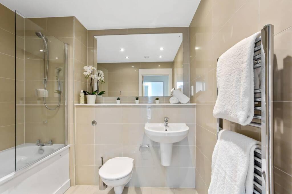 Stunning 2 Bed/2 Bath In Town Centre & Parking! Apartment แบล็กเนลล์ ภายนอก รูปภาพ